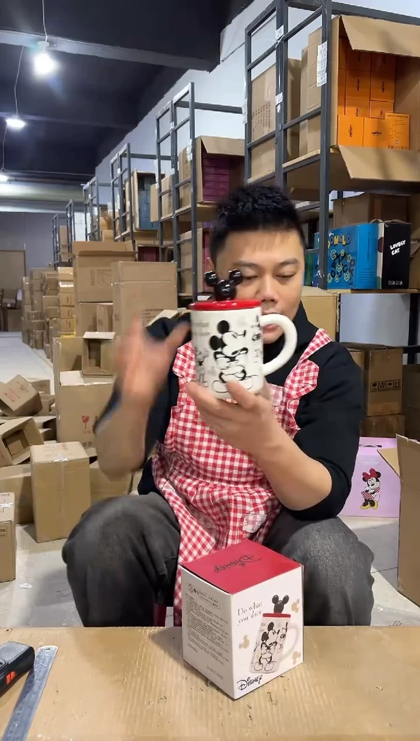【闪购商品】杯原盒米奇手稿带盖杯