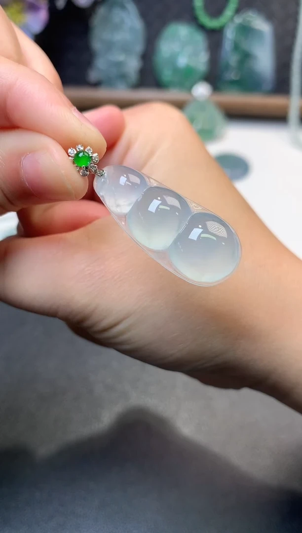 颈饰18K金镶嵌翡翠成品