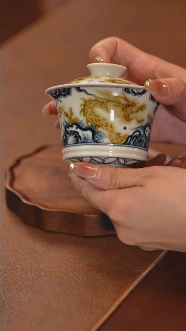 釉里金龙马精神盖碗