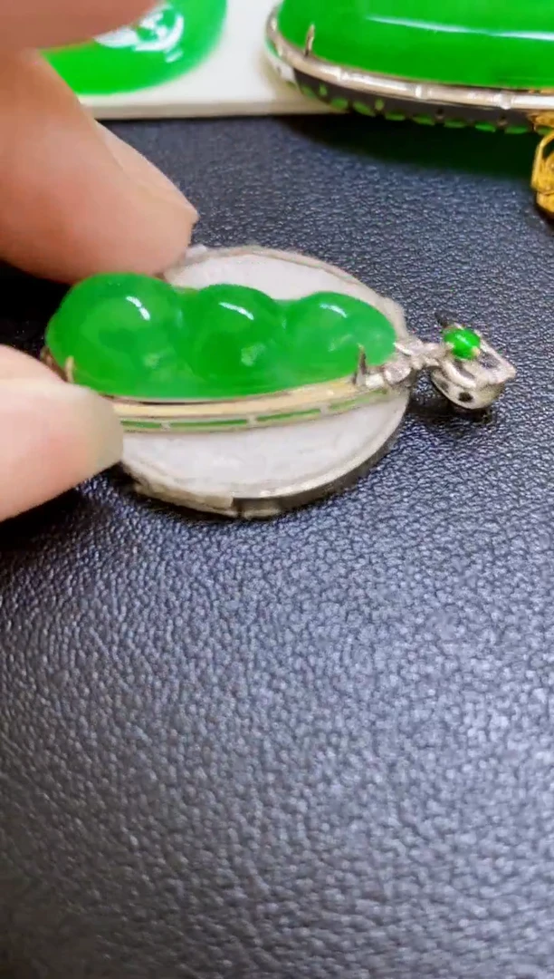 颈饰18K金镶嵌翡翠豆