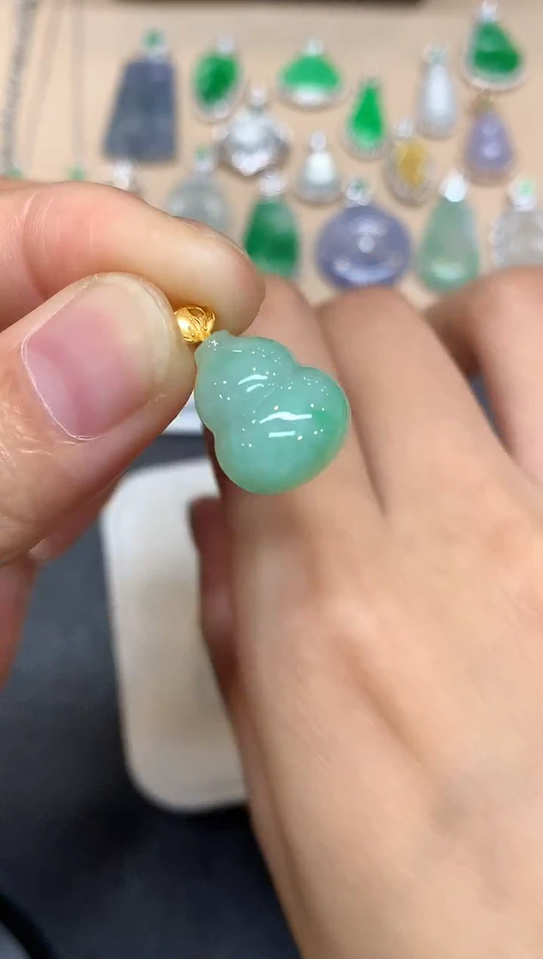 颈饰18K金镶嵌翡翠葫芦【无服务费