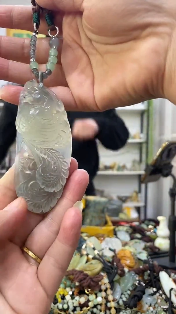 未镶嵌蛇纹石玉吊坠