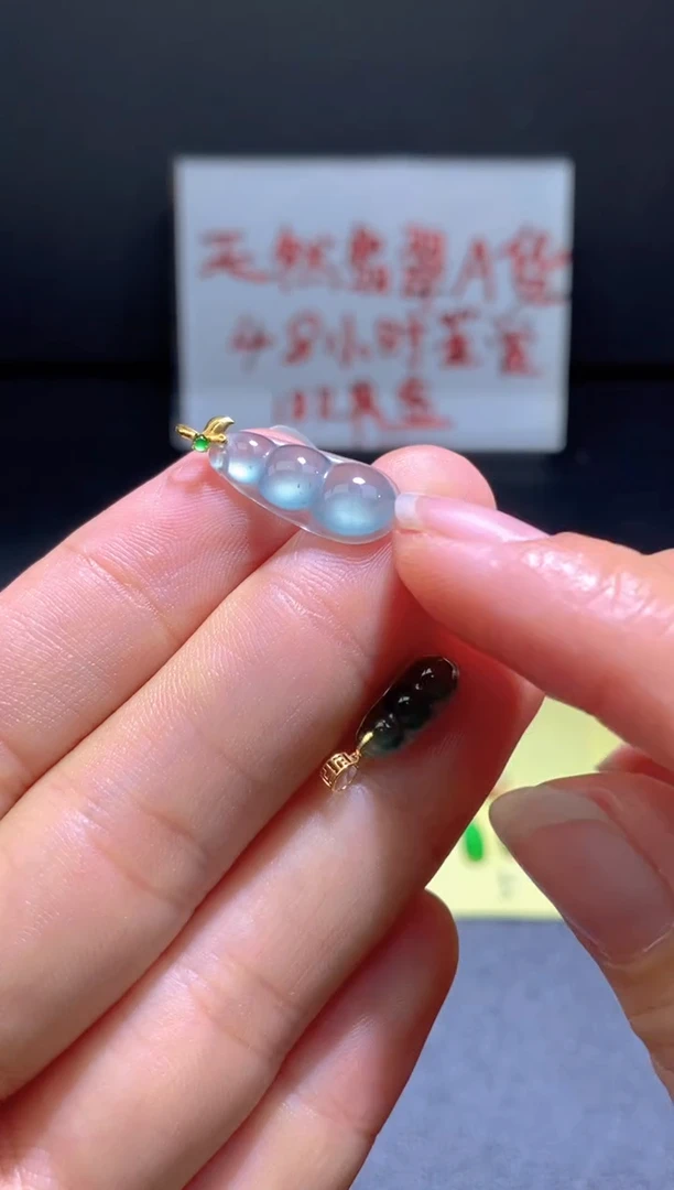 翡翠18K金镶嵌颈饰翡翠吊坠