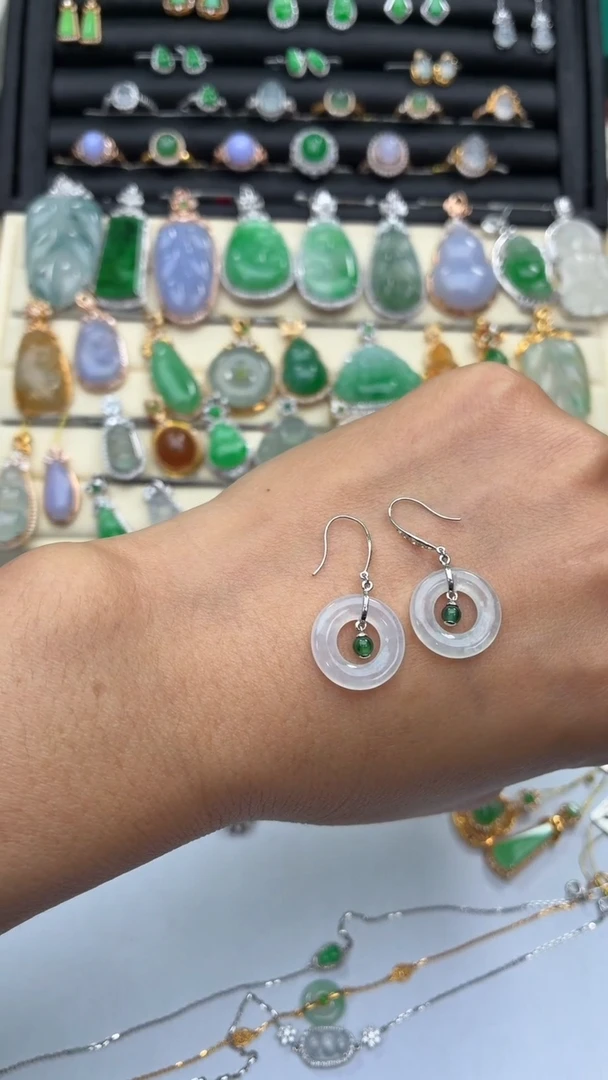 颈饰18K金镶嵌翡翠天然翡翠A货