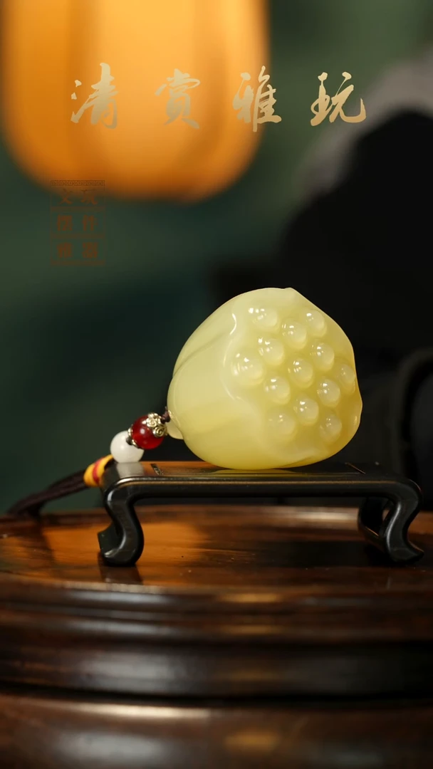 玉《手握莲蓬》手把件摆件