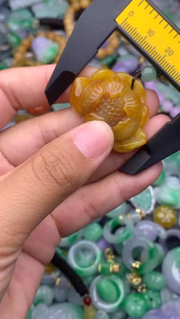 颈饰未镶嵌翡翠天然缅甸翡翠吊坠