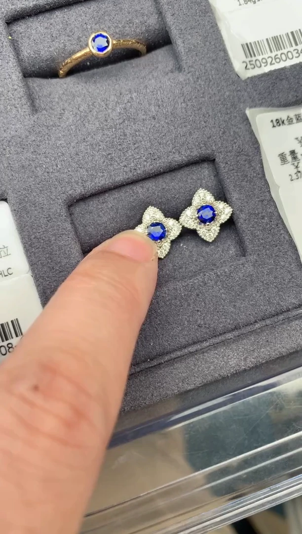 耳饰蓝宝石18K金镶嵌45分皇家蓝 BF
