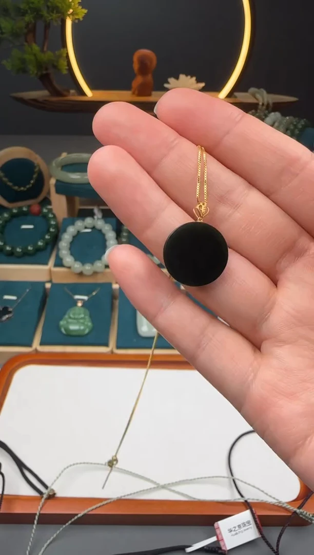 颈饰18K金镶嵌和田玉（墨玉）和田玉墨玉小圆牌吊坠