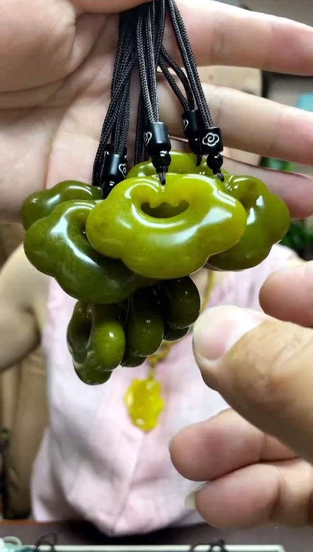 岫玉未镶嵌吊坠多样性发货发其中之一
