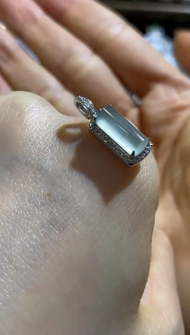 颈饰18K金镶嵌翡翠收到货48小时鉴赏期（超时不退不换）