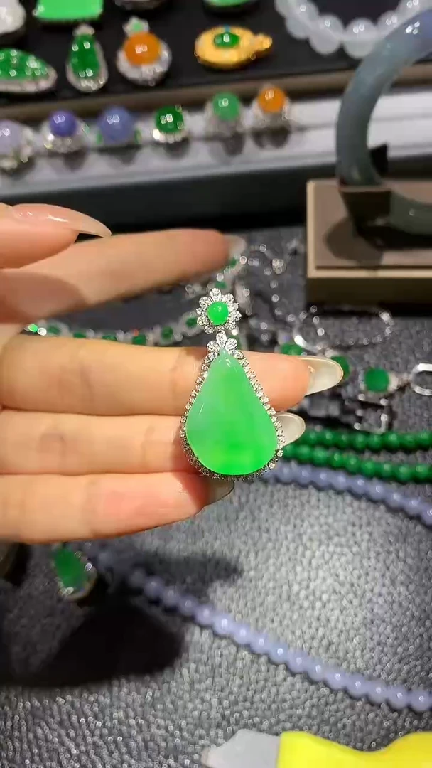 【闪购商品】翡翠吊坠(不含链)18K金镶嵌35团购