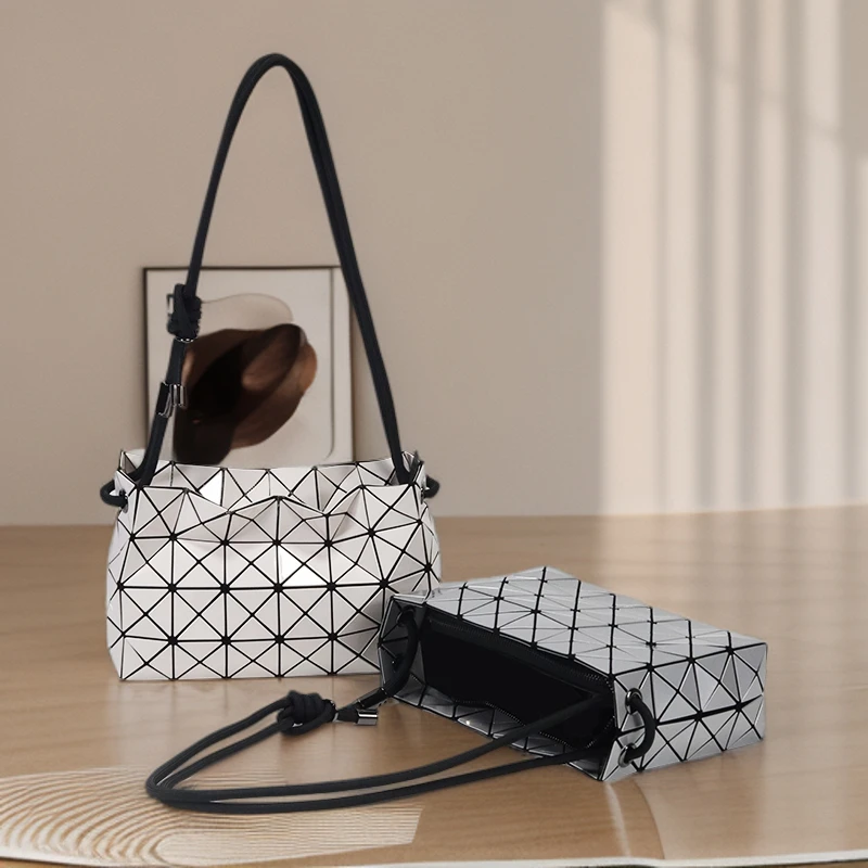 2025新款豆腐包抽绳枕头包斜挎腋下单肩包菱格小方包时尚百搭女包