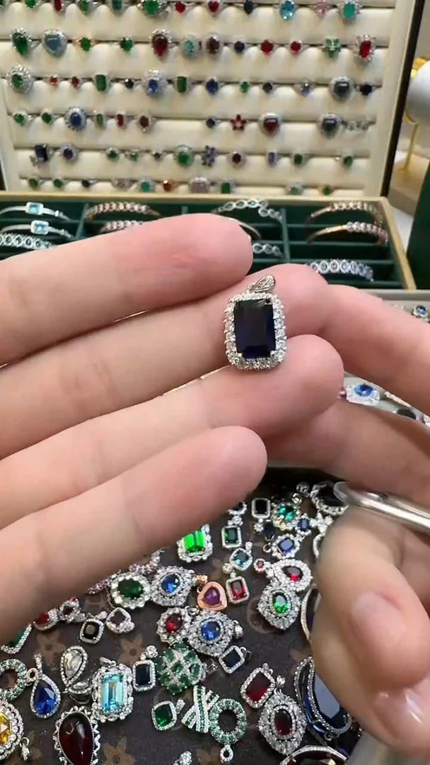 颈饰蓝宝石未镶嵌蓝宝石吊坠