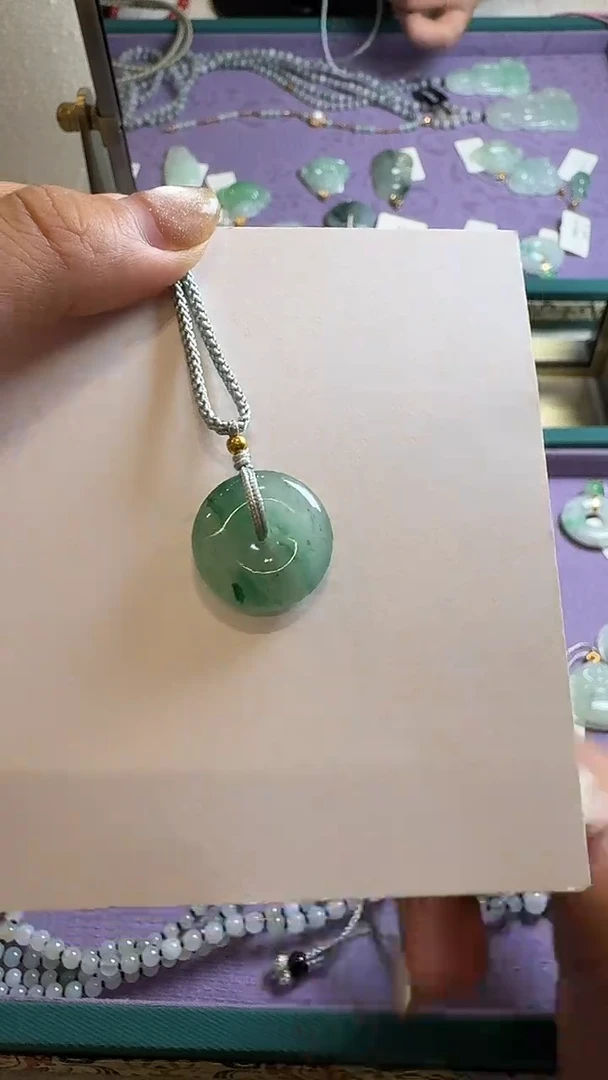 颈饰未镶嵌石英质玉（非洲翠）吊坠