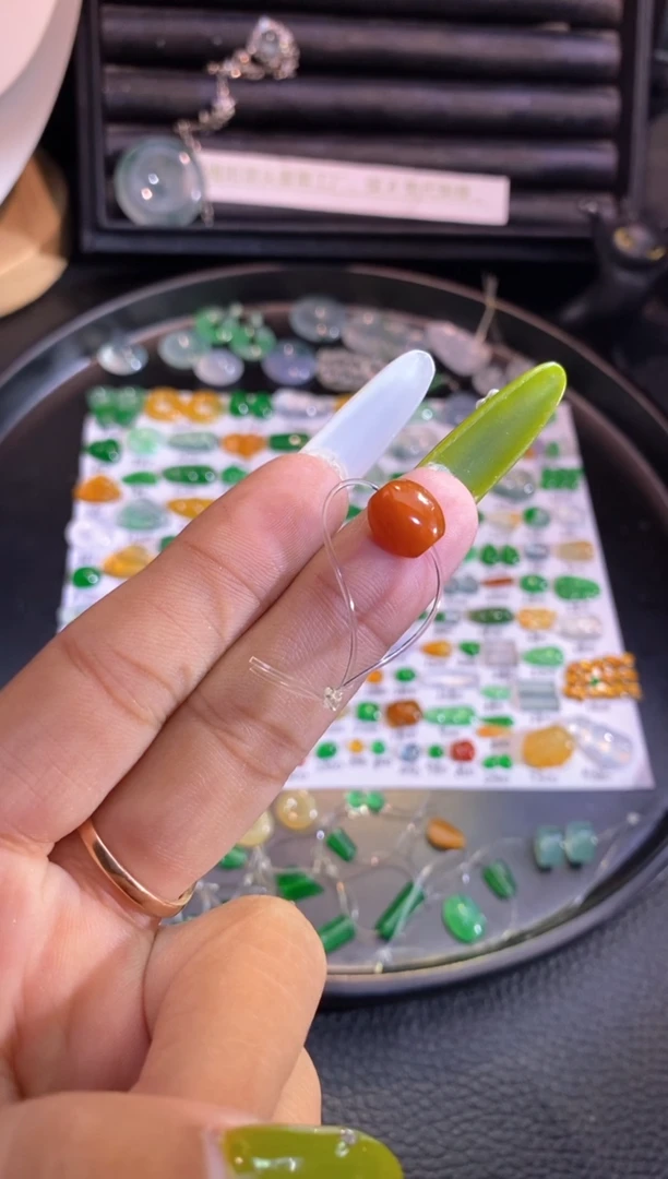 翡翠挂件未镶嵌珠子