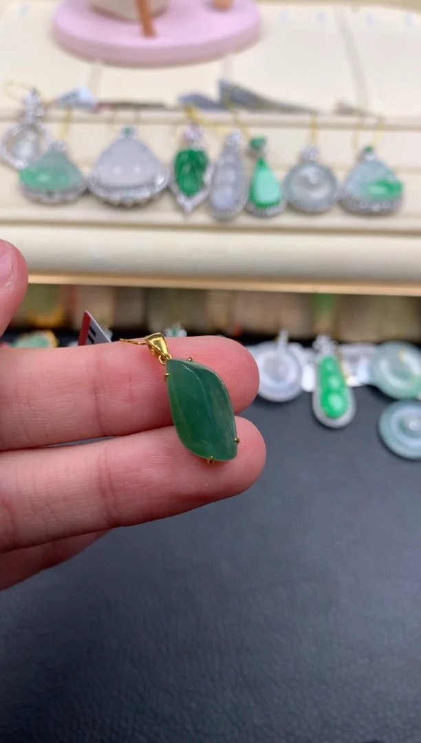 【闪购商品】翡翠颈饰18K金镶嵌A815