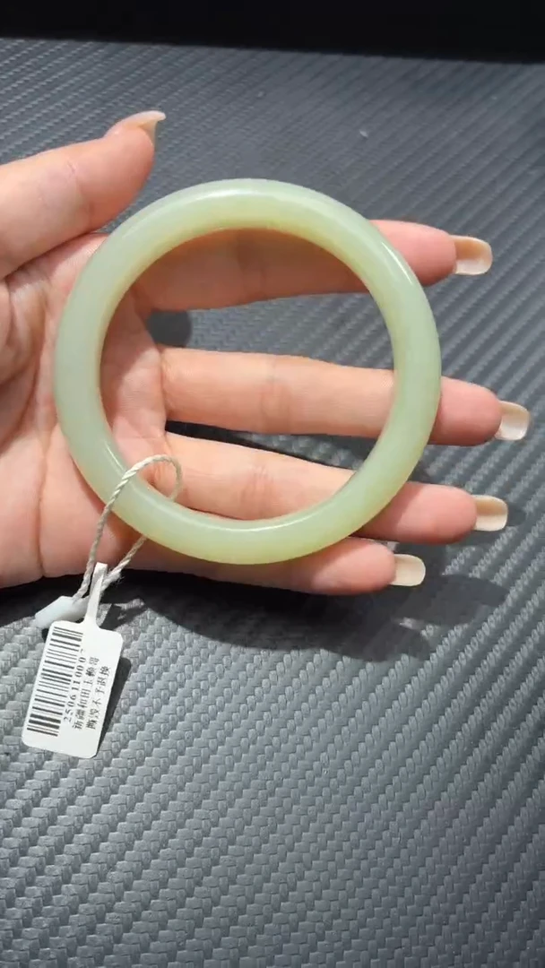 未镶嵌手镯和田玉且末近矿微色差57+手镯