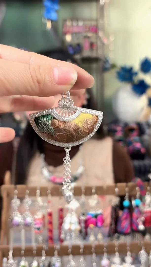 彩云南阁非遗老绣饰品310*