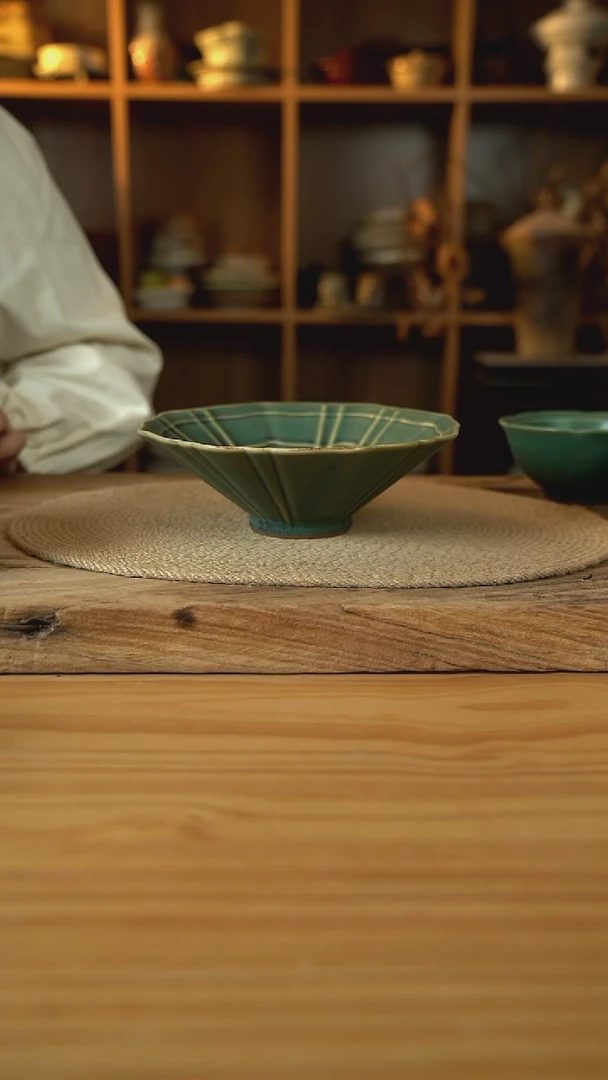 730松石绿系列的8英寸刻刀花边斗笠碗1个