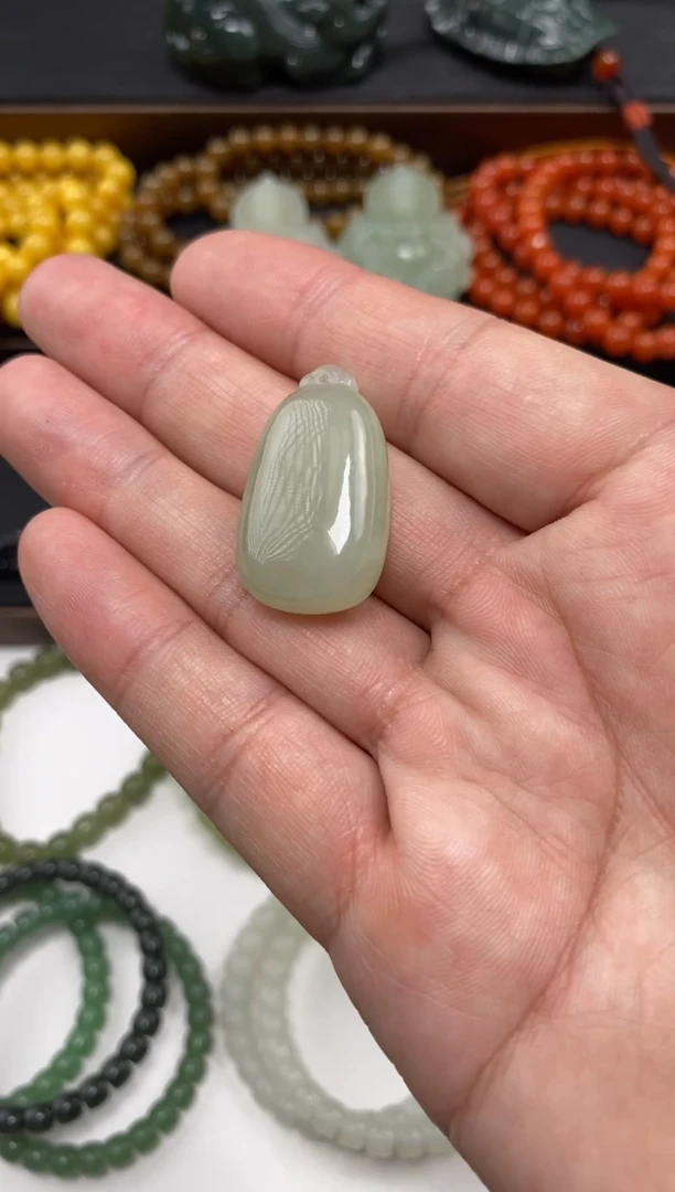 和田玉未镶嵌颈饰吊坠