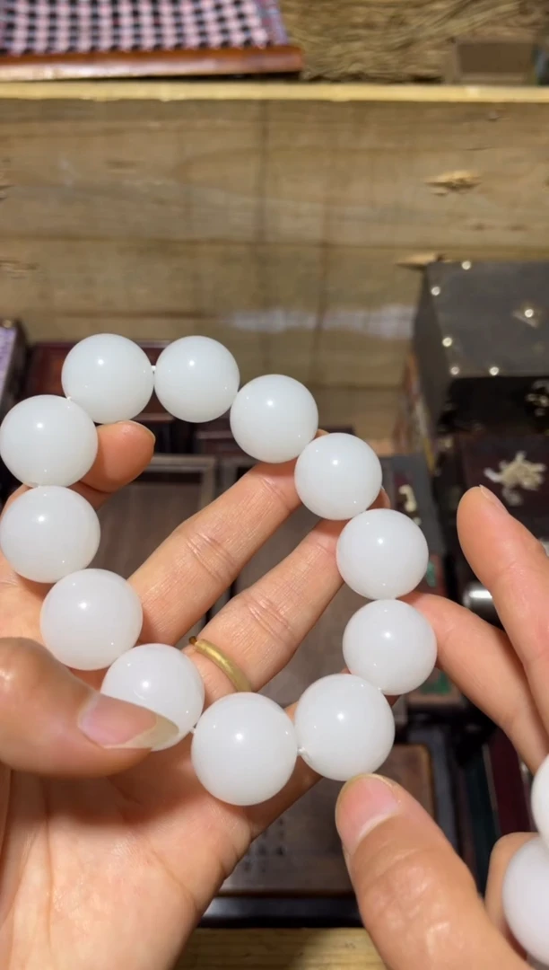 和田玉未镶嵌颈饰白玉手串1件