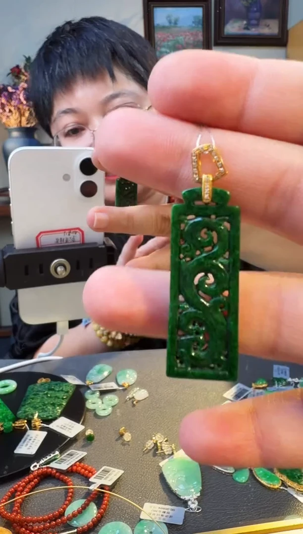 颈饰18K金镶嵌翡翠吊坠