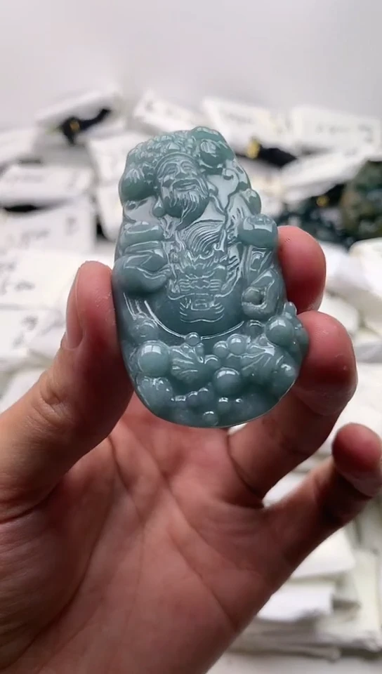 翡翠未镶嵌颈饰财神爷【品质一般介意慎拍】