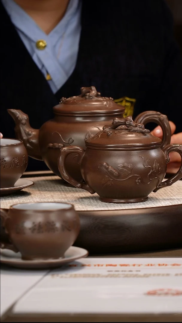 茶壶紫砂【程辉】紫泥松鼠葡萄套组    690CC