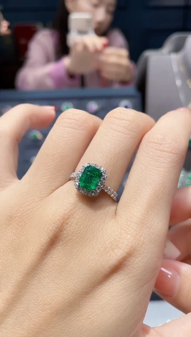 【闪购商品】祖母绿戒指18K金镶嵌1.96克拉