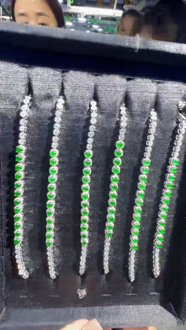 定制翡翠未镶嵌翡翠A货有轻微色差属于正常现象，手链多样性发货1