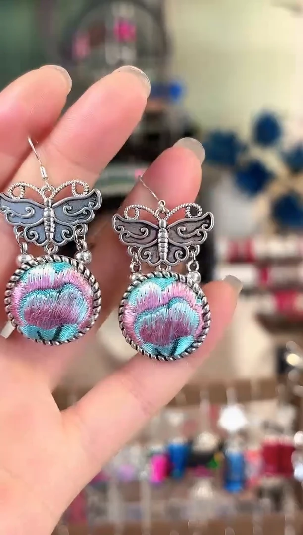 彩云南阁非遗老绣饰品8