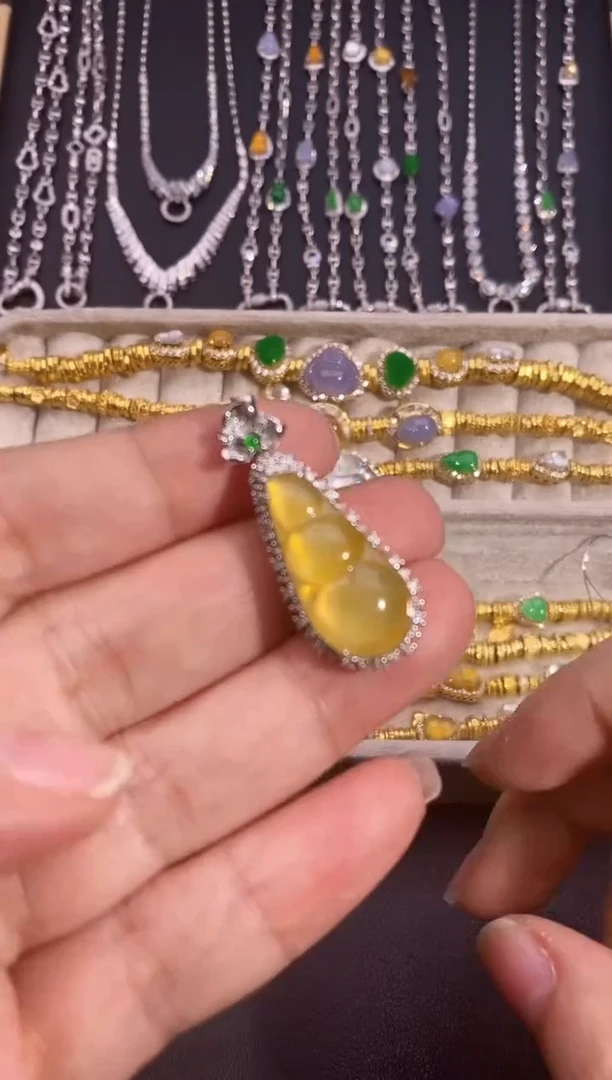 颈饰18K金镶嵌翡翠吊坠