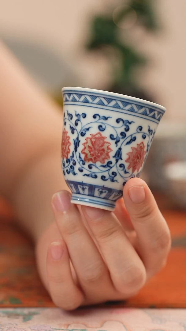 青花缠枝釉里红闻香杯