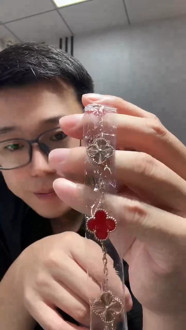 18K金镶嵌手链玛瑙/玉髓红花镭射手链