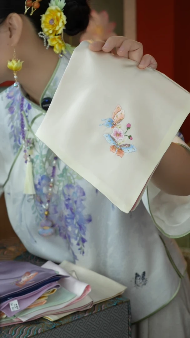 刺绣纯手工非遗国风饰品（花位随机介意勿拍）