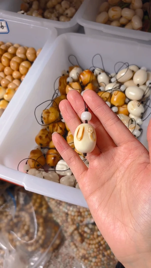 吊坠菩提根/象牙果大卡白色花兔挂件