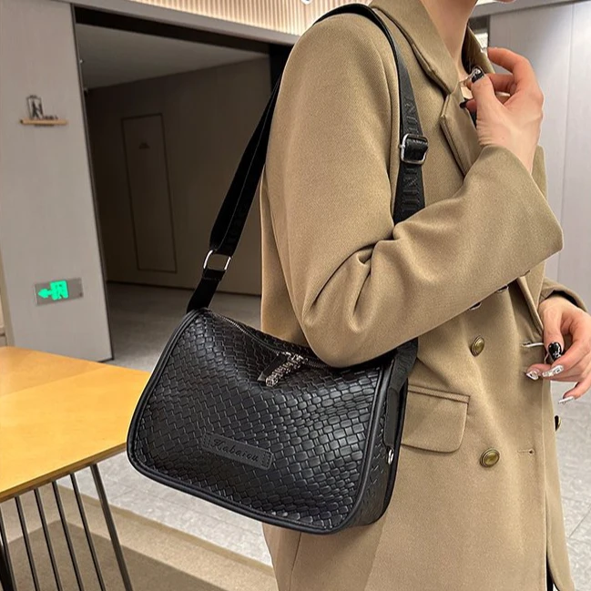 云歌/编织单肩斜挎包女包女士潮牌日奢风休闲百搭包包