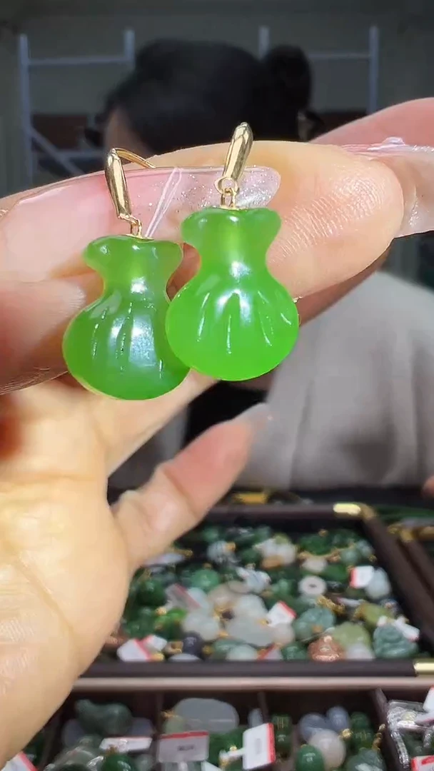 颈饰18K金镶嵌和田玉（多样性发货.发其一)12.13.156