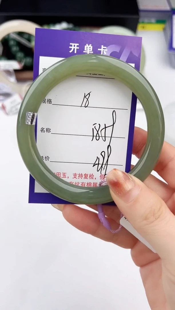 未镶嵌手镯和田玉18颜色微差无瑕疵