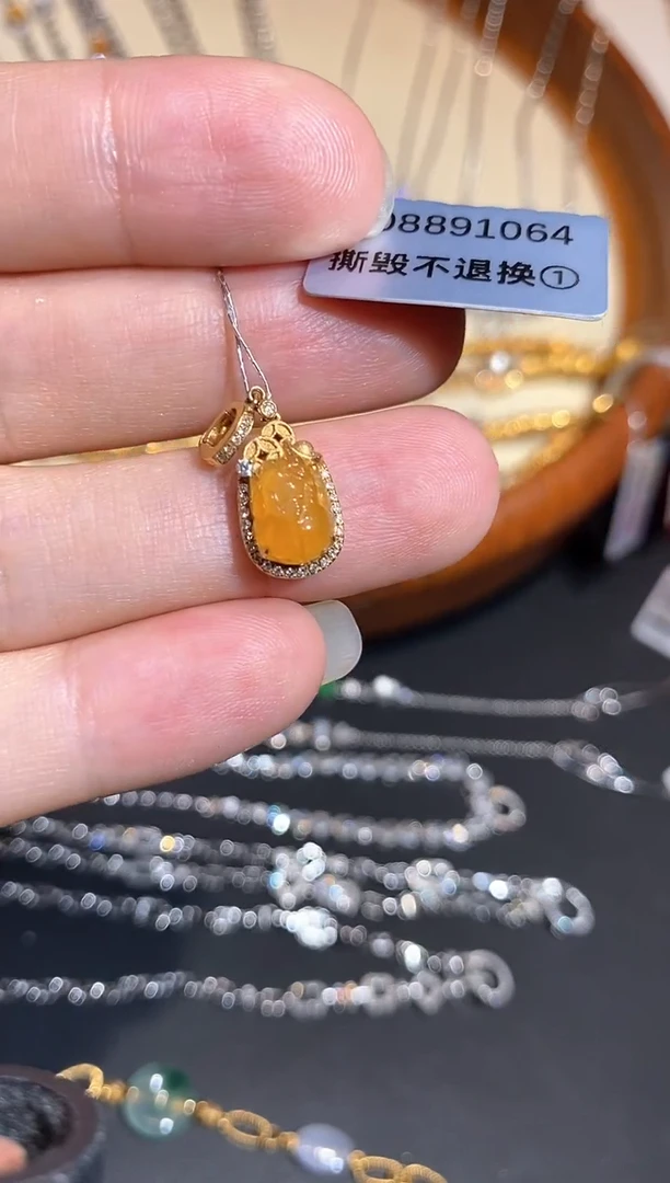 颈饰18K金镶嵌翡翠吊坠