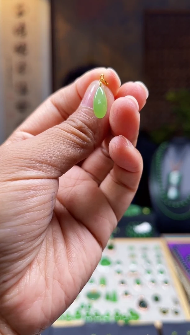 颈饰18K金镶嵌和田玉（碧玉）碎*冰苹果绿小水滴提溜多样性发一