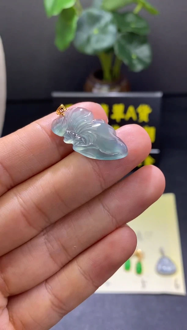 翡翠18K金镶嵌颈饰翡翠吊坠