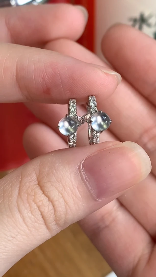 18K金镶嵌翡翠耳饰蛋面耳包