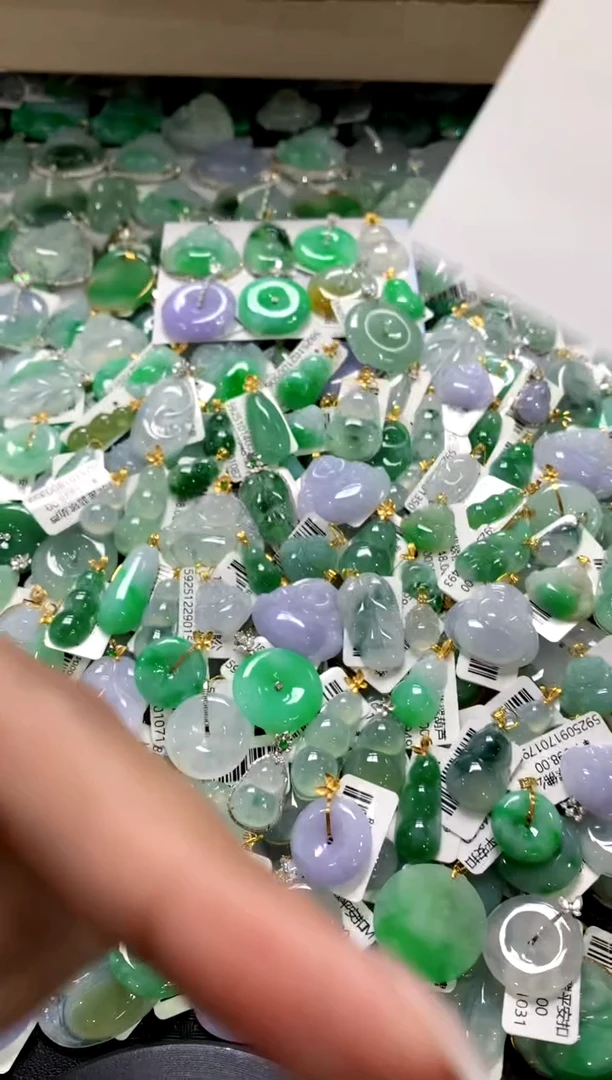 颈饰18K金镶嵌翡翠a货支持复检百元以上9元证书费自理