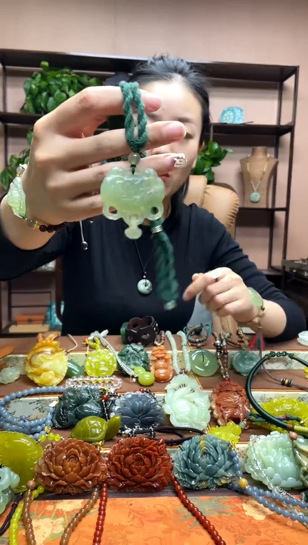 未镶嵌岫玉颈饰·