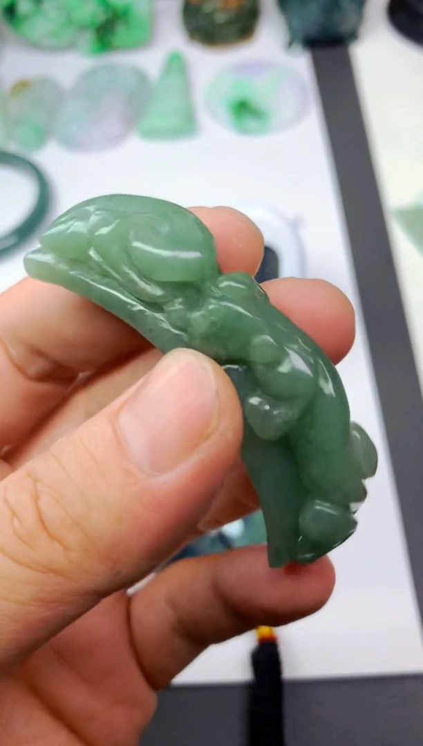 颈饰未镶嵌翡翠໑****?手牌