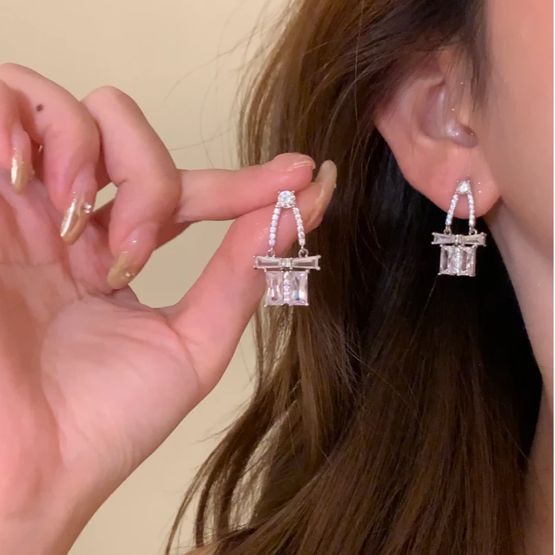 铜合金锆石耳饰 秋冬轻奢高级感爆闪锆石包包耳环女精致耳针耳饰