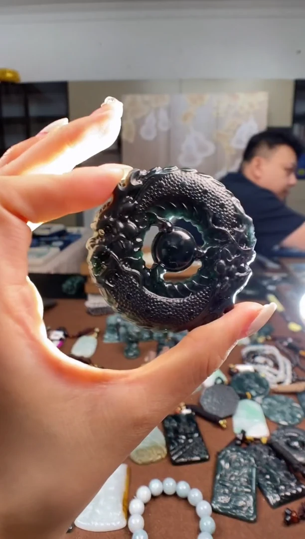 颈饰未镶嵌翡翠 多样性发其一