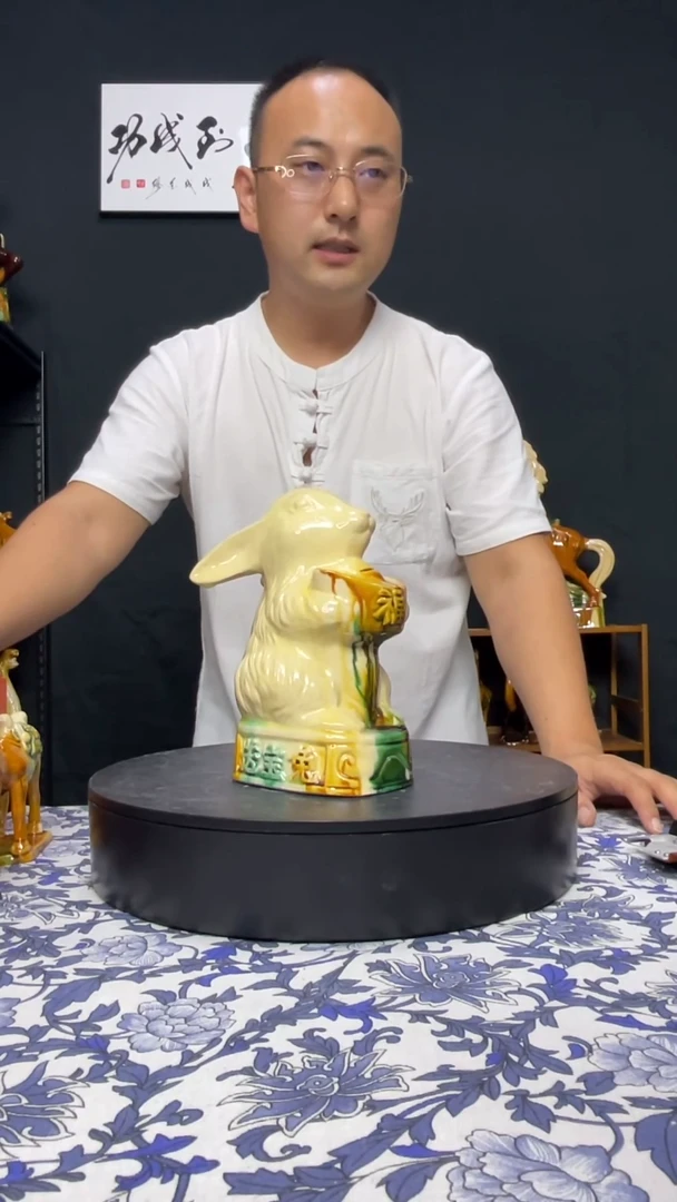 陶瓷送宝兔白色三彩色高21cm