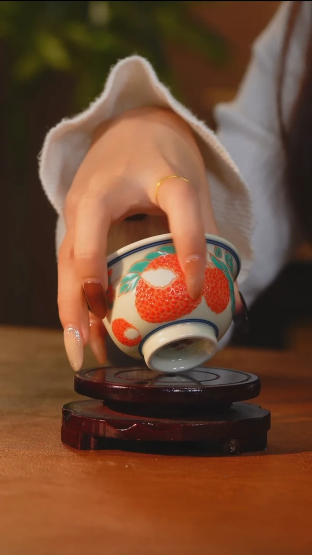 立勤堂红绿彩荔枝压手杯